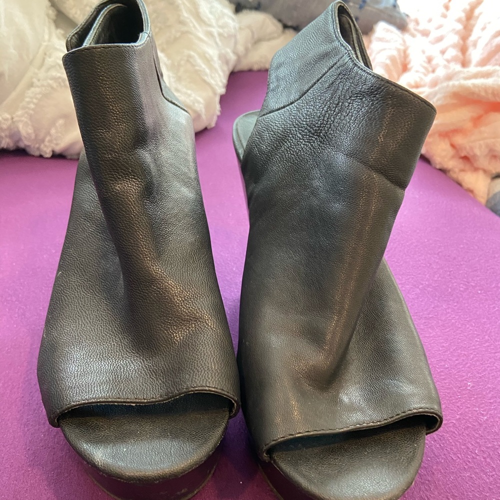 Steve Madden black leather wedges